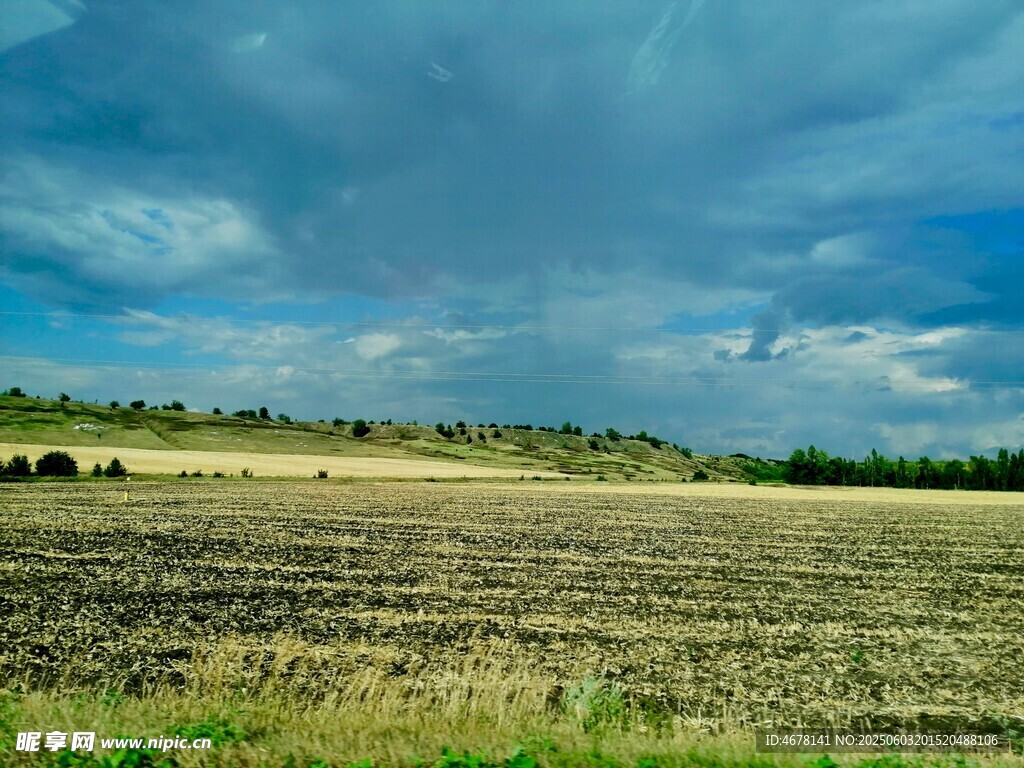 广袤田野与蓝天白云美景