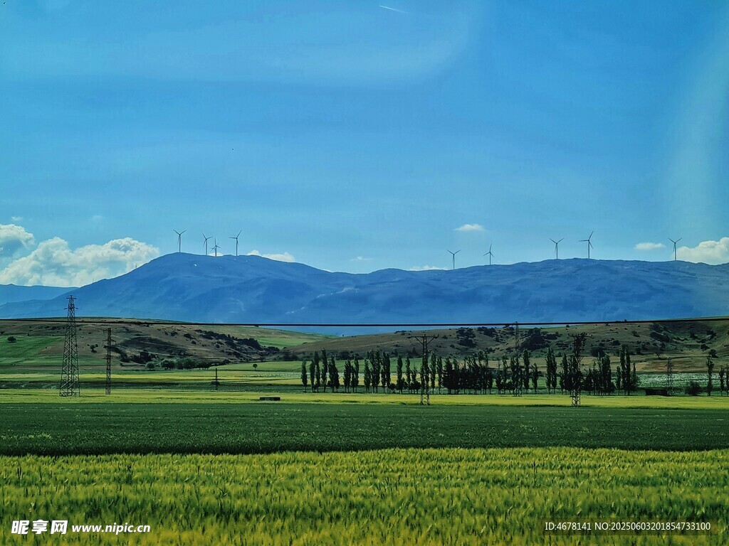 田园风光下的远山美景