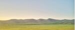 广袤草原与远处山峦景色