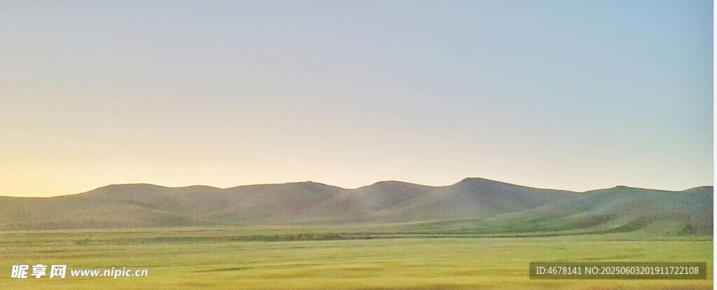 广袤草原与远处山峦景色