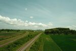 田野间延伸的铁路风景