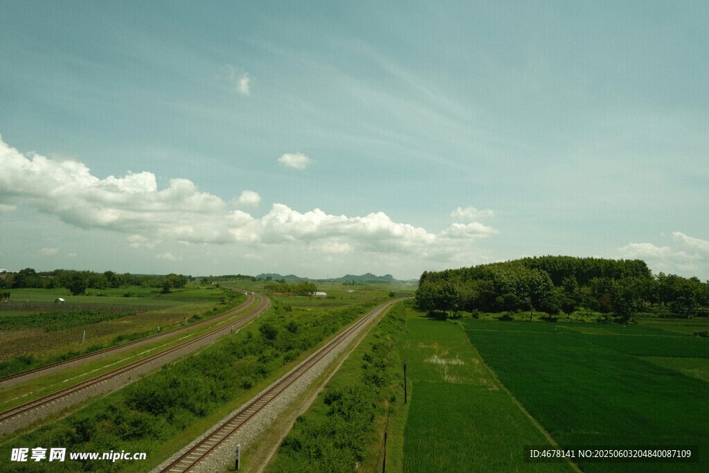 田野间延伸的铁路风景