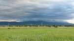 田野上空的厚重乌云