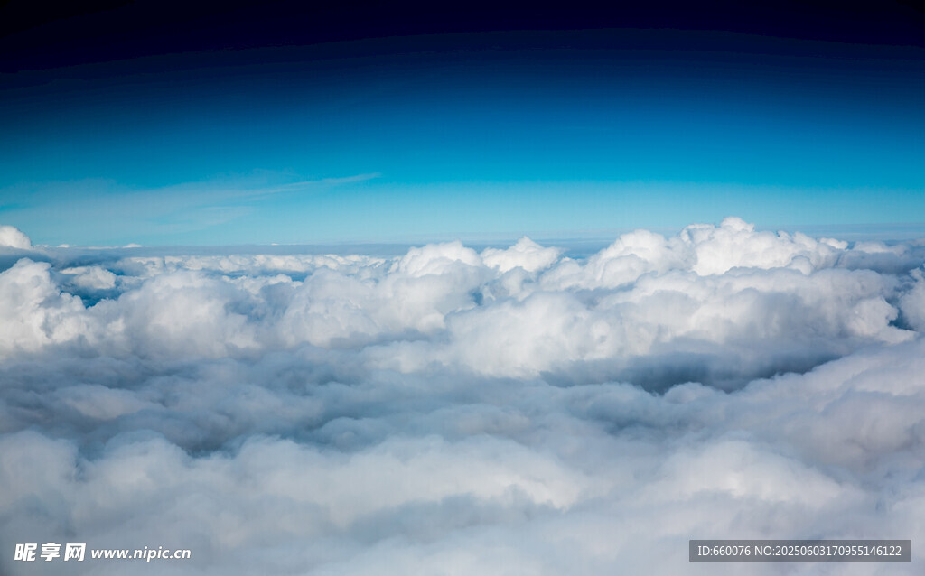 高空俯瞰云海壮丽景观