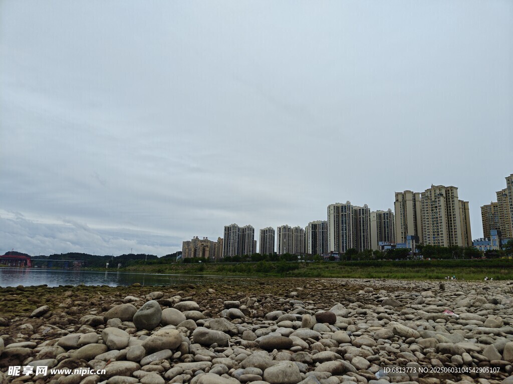 江边碎石地旁的高楼景观