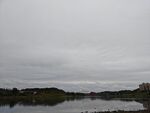 阴天湖畔风景
