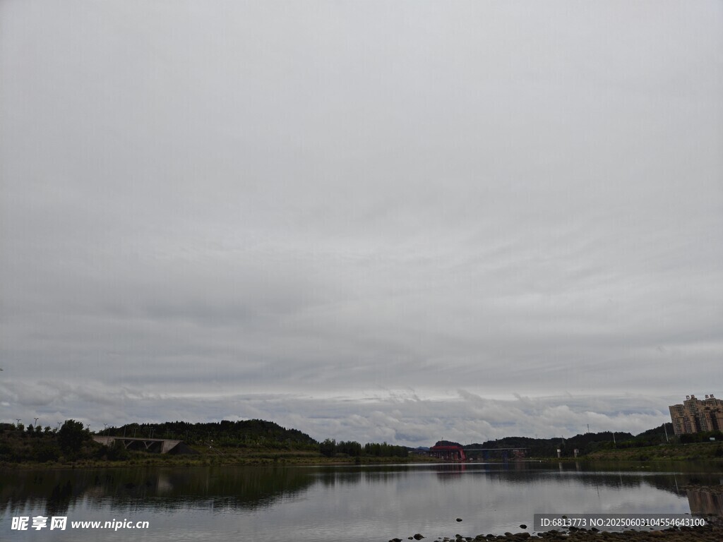 阴天湖畔风景