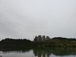 湖畔高楼倒影风景如画
