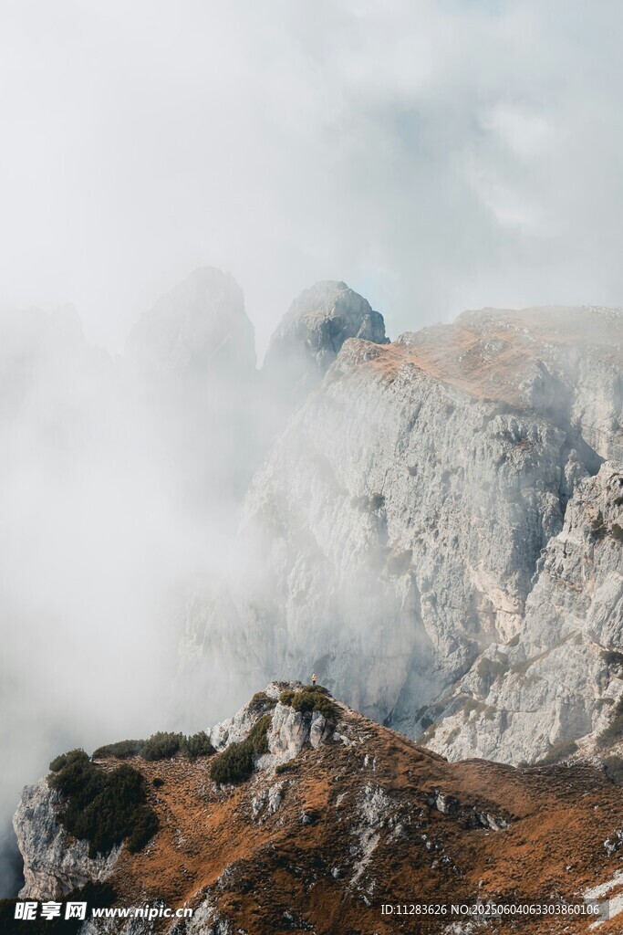 云雾缭绕的壮丽山景