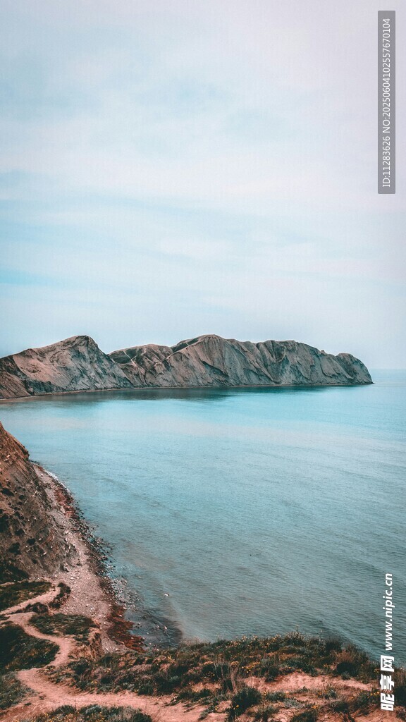 海边壮丽山景与辽阔水域