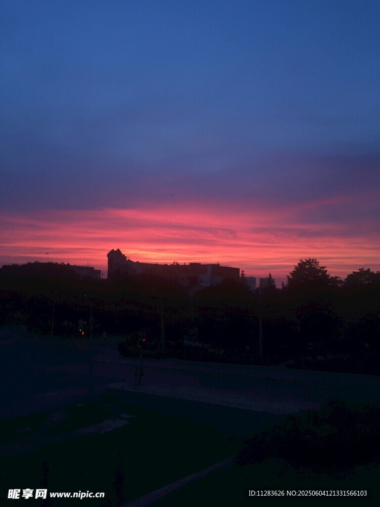 黄昏下的城市天际线美景