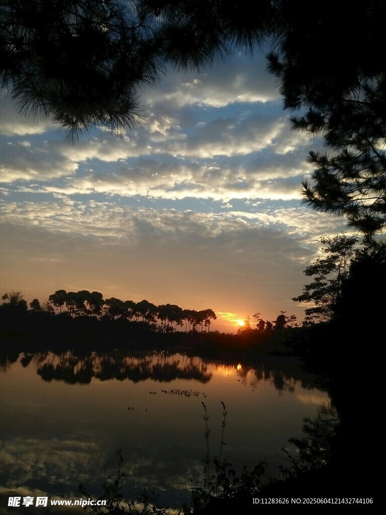 湖畔日落美景