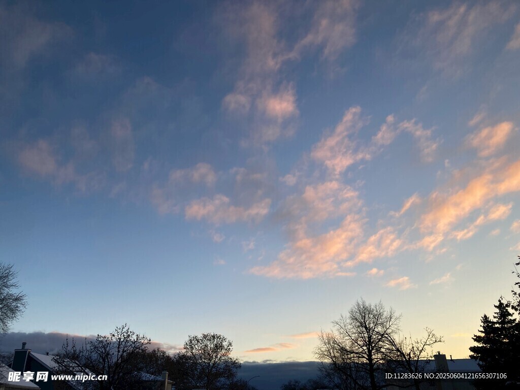 黄昏时分绚烂天空美景