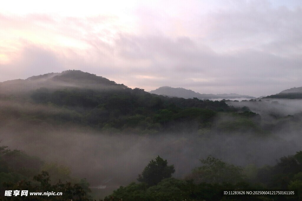 山间晨雾缭绕的壮美景色