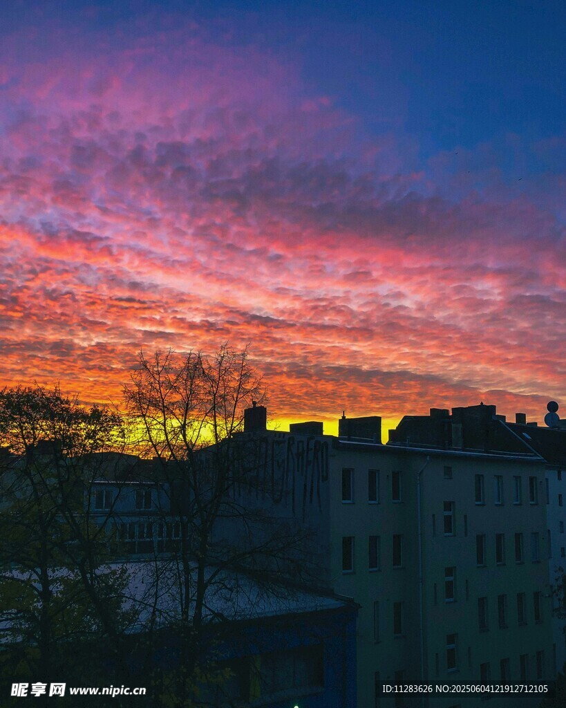 城市上空绚烂的晚霞美景