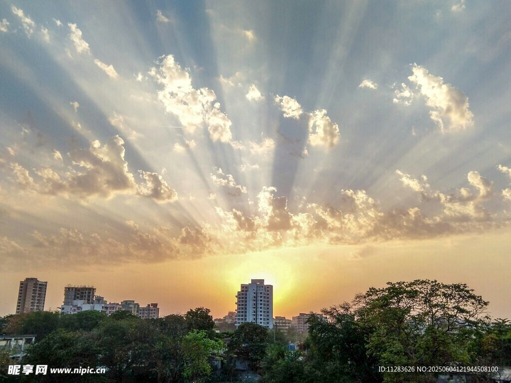 日出时分城市与霞光美景