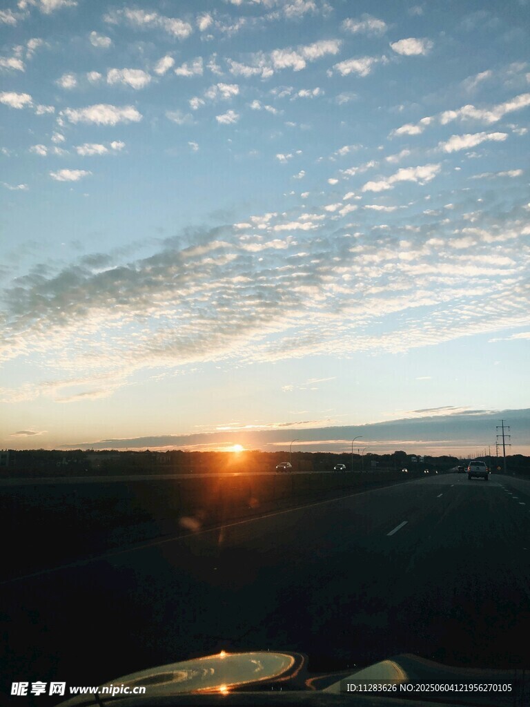 日落时分的开阔田野美景