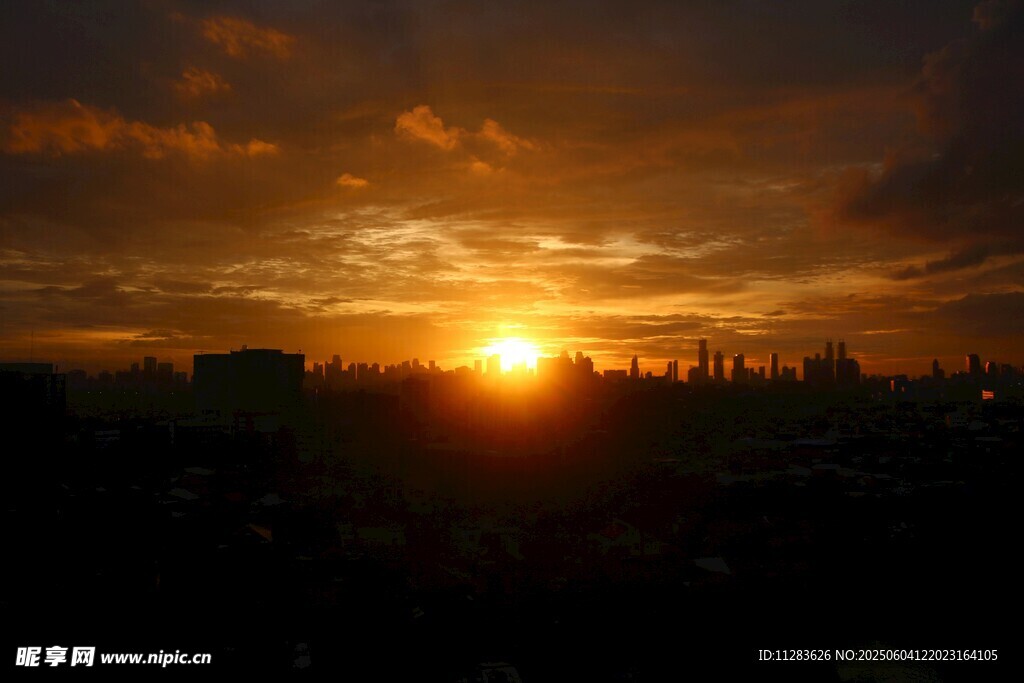 夕阳西下城市剪影