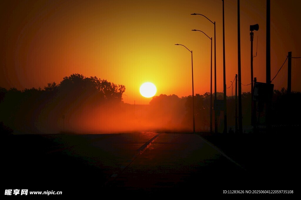 夕阳下的道路与路灯剪影
