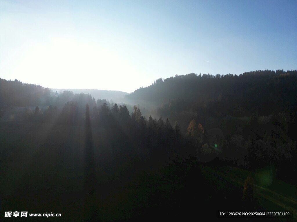 山间日出美景