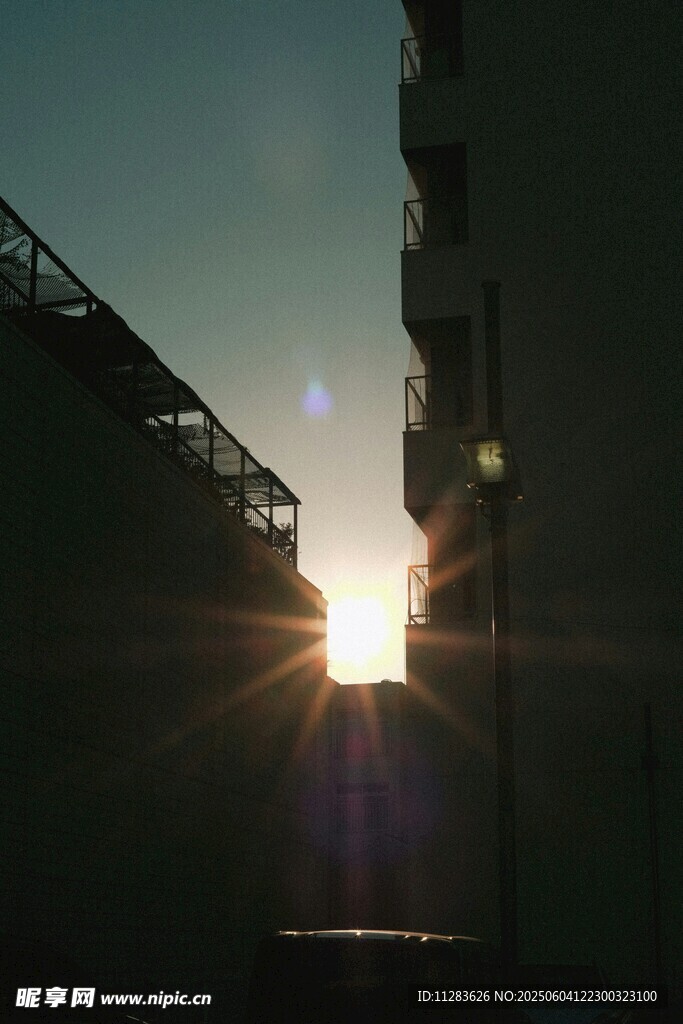 夕阳下的建筑光影