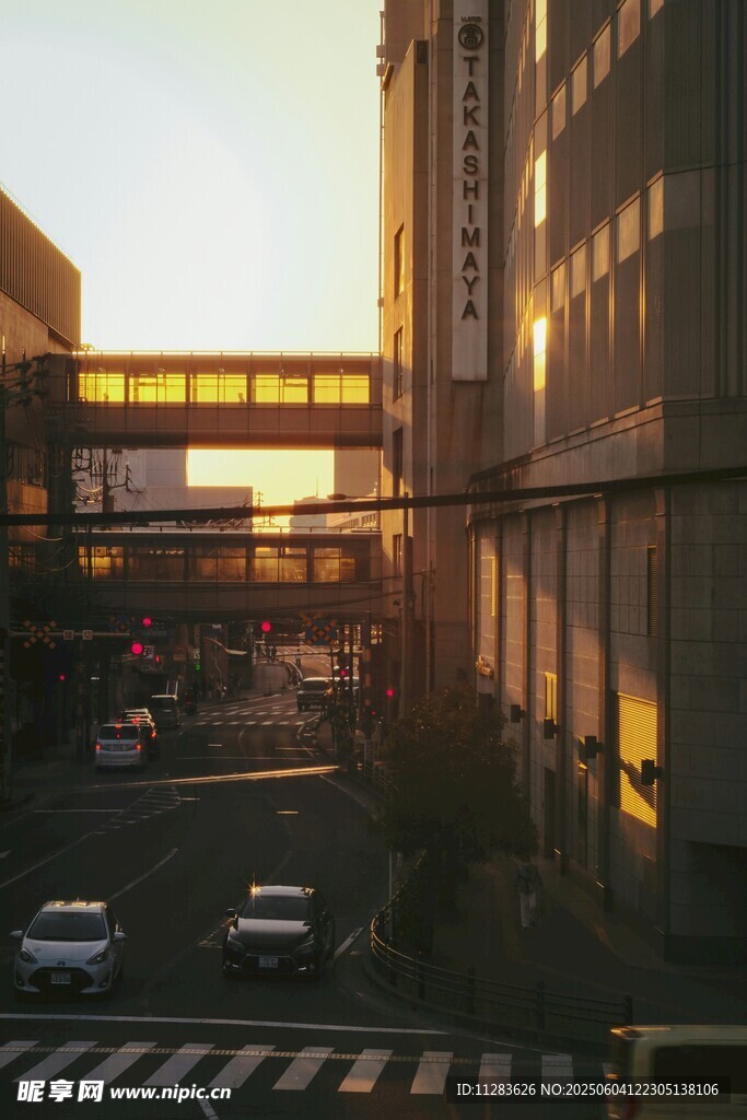 黄昏下的城市建筑景观