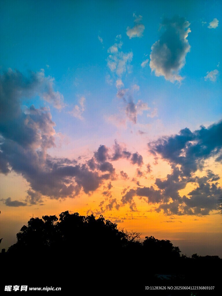 日落时分的绚烂天空景色