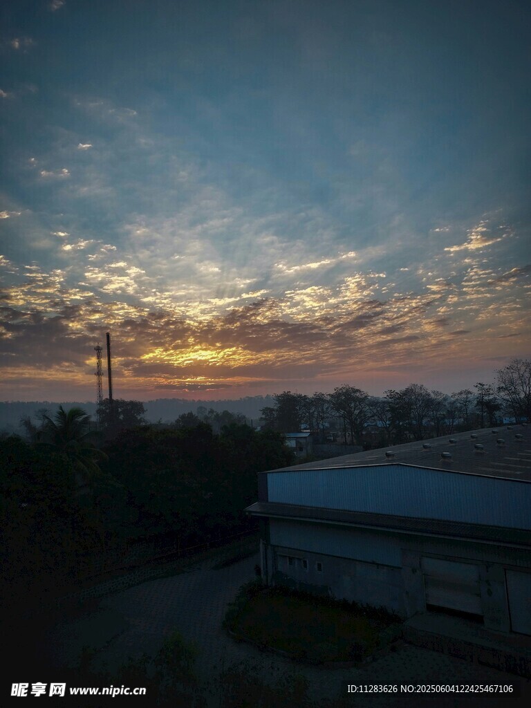 黄昏下的建筑与绚烂天空