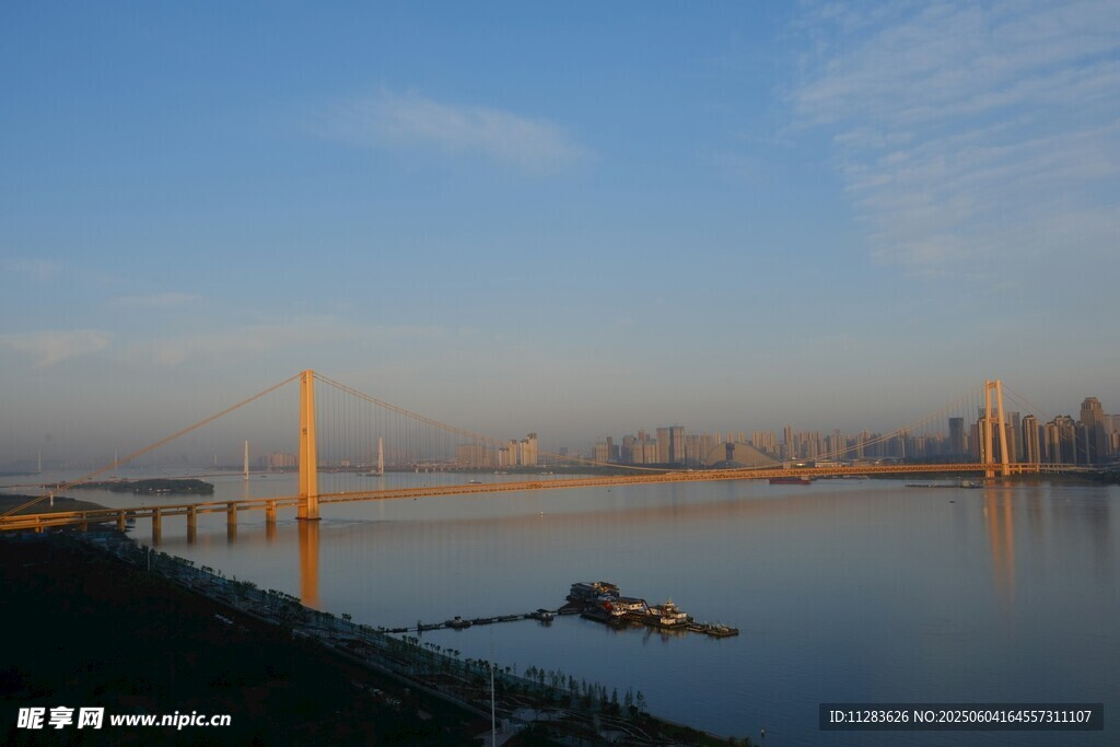 江边桥梁与宁静水面景观