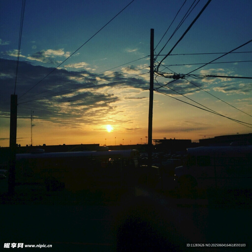 夕阳下的电线与天空美景