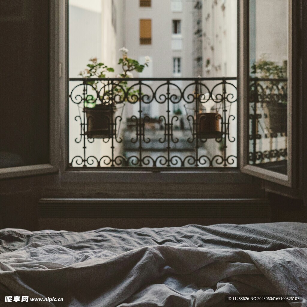 窗边床铺 望向窗外景致