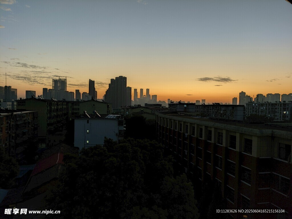 城市黄昏天际线景观