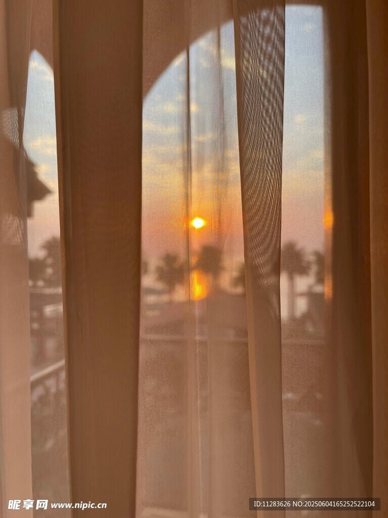 透过纱帘赏日落美景