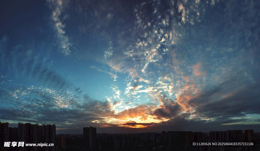 城市上空绚丽的日落景象