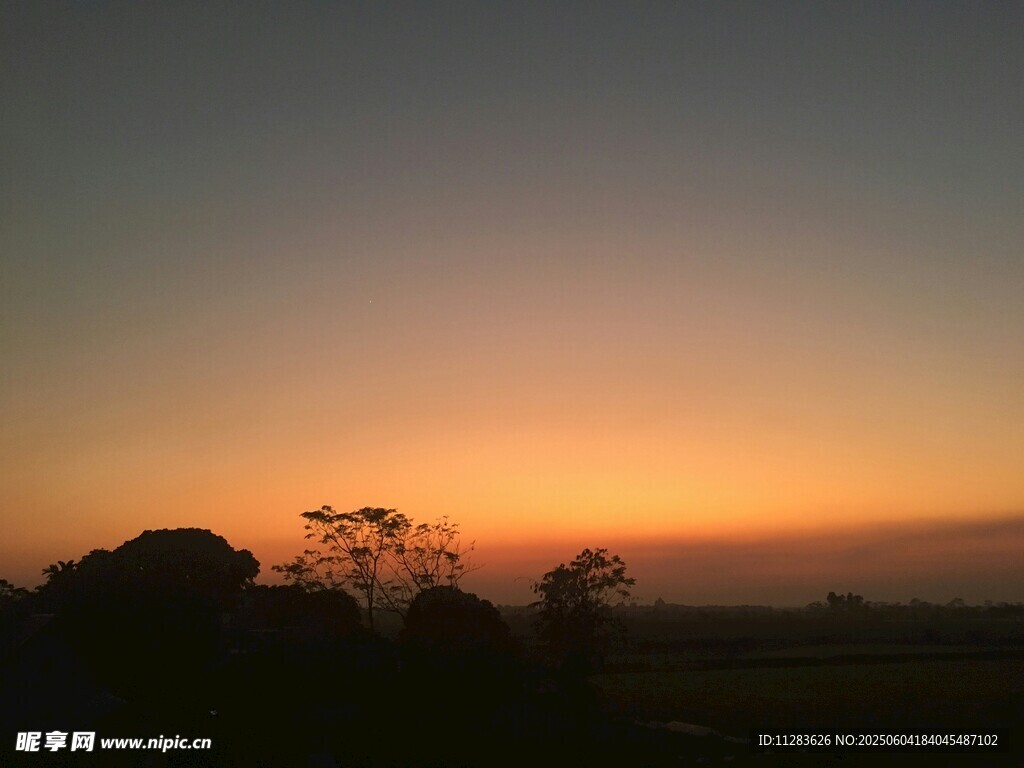 黄昏时分的静谧田野景色