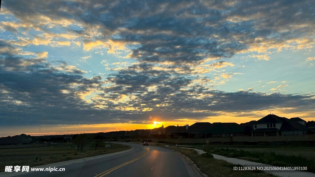 夕阳下的公路美景