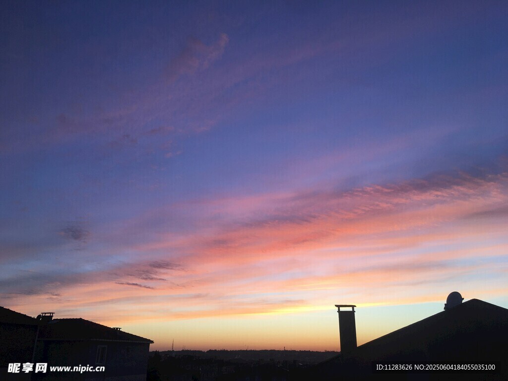 黄昏屋顶上的绚丽天空