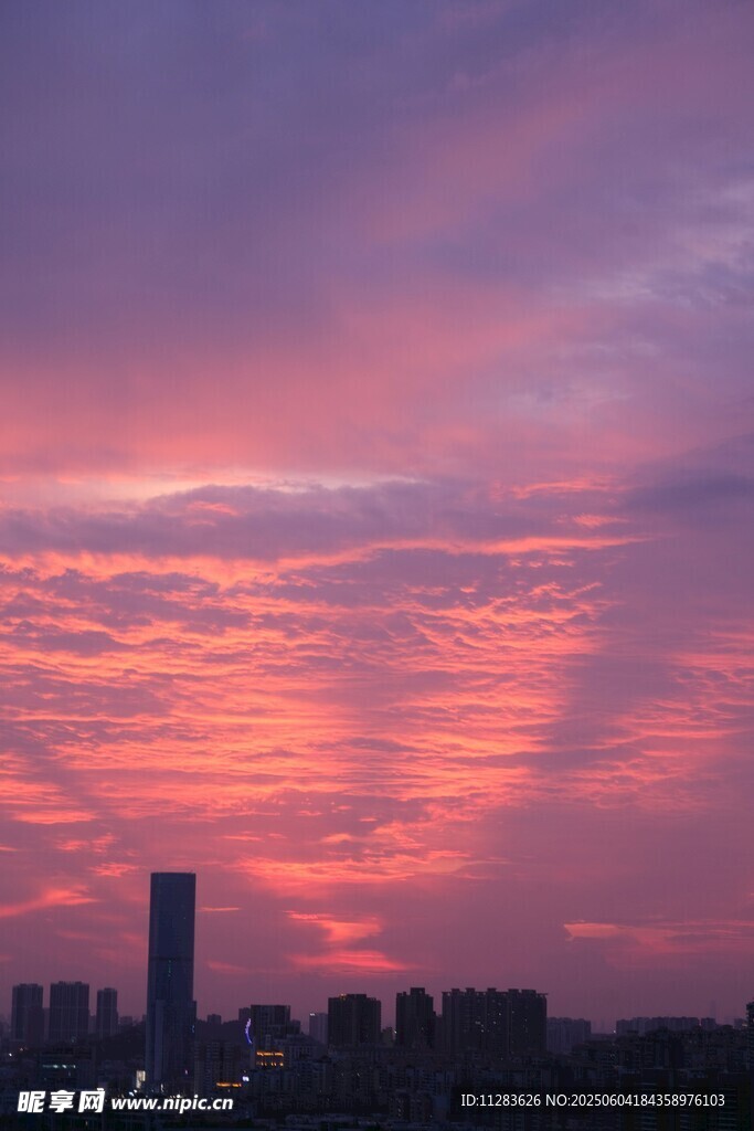 城市上空绚丽的晚霞美景