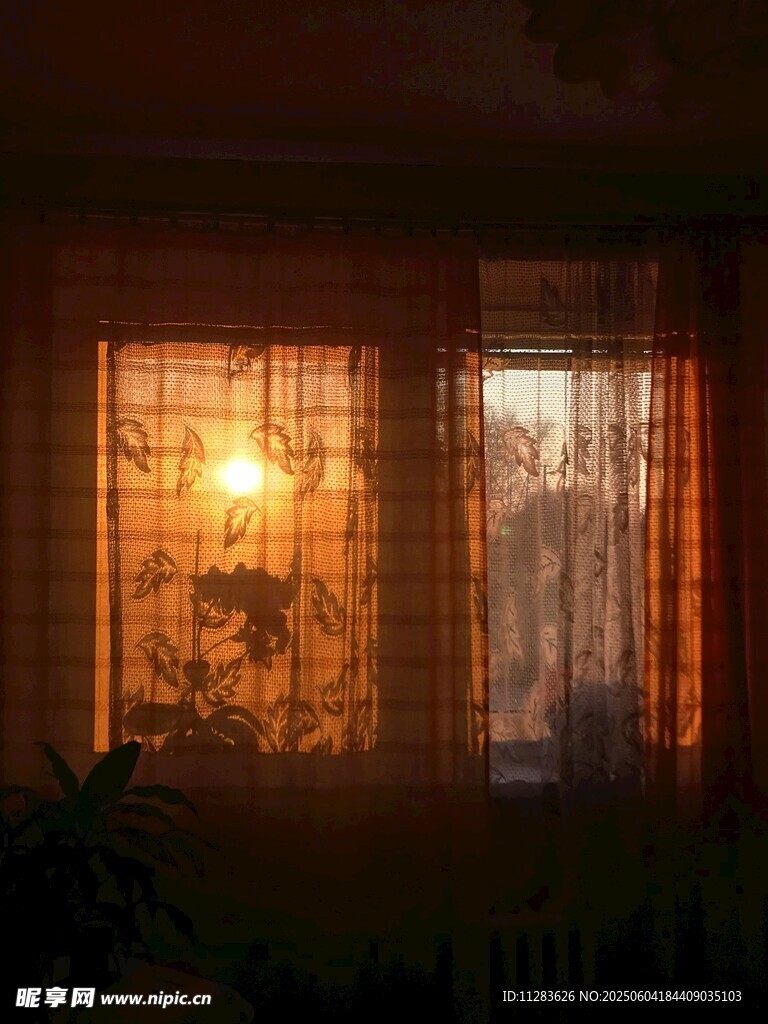透过窗纱的温暖夕阳光