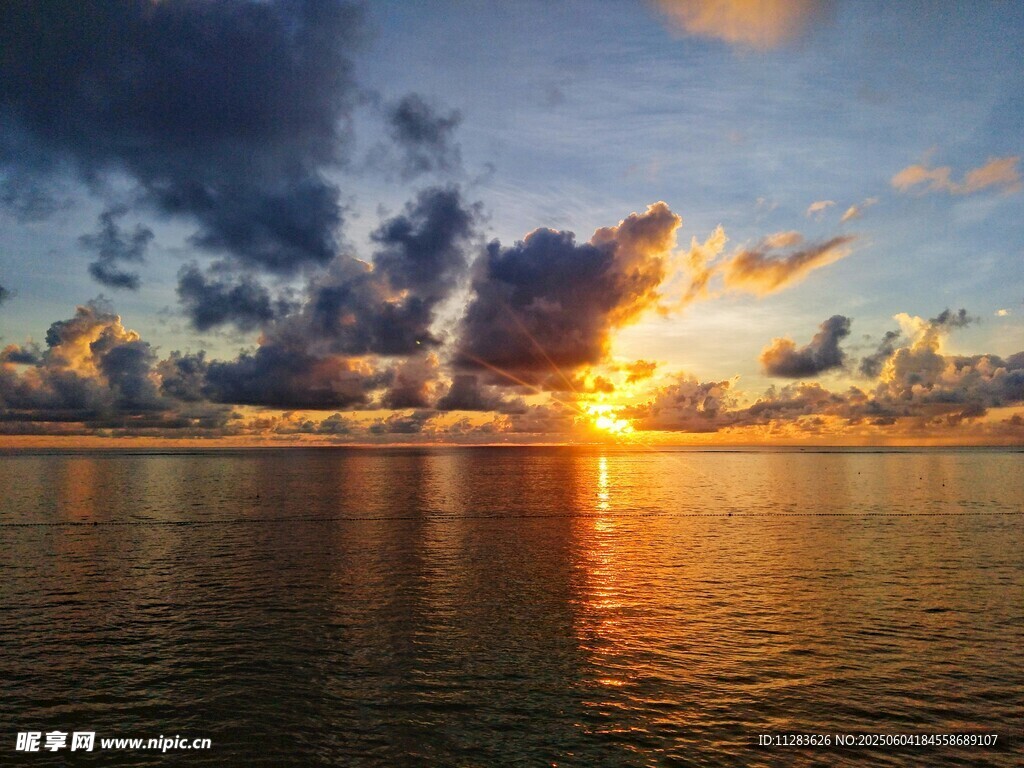 海上壮丽日出美景