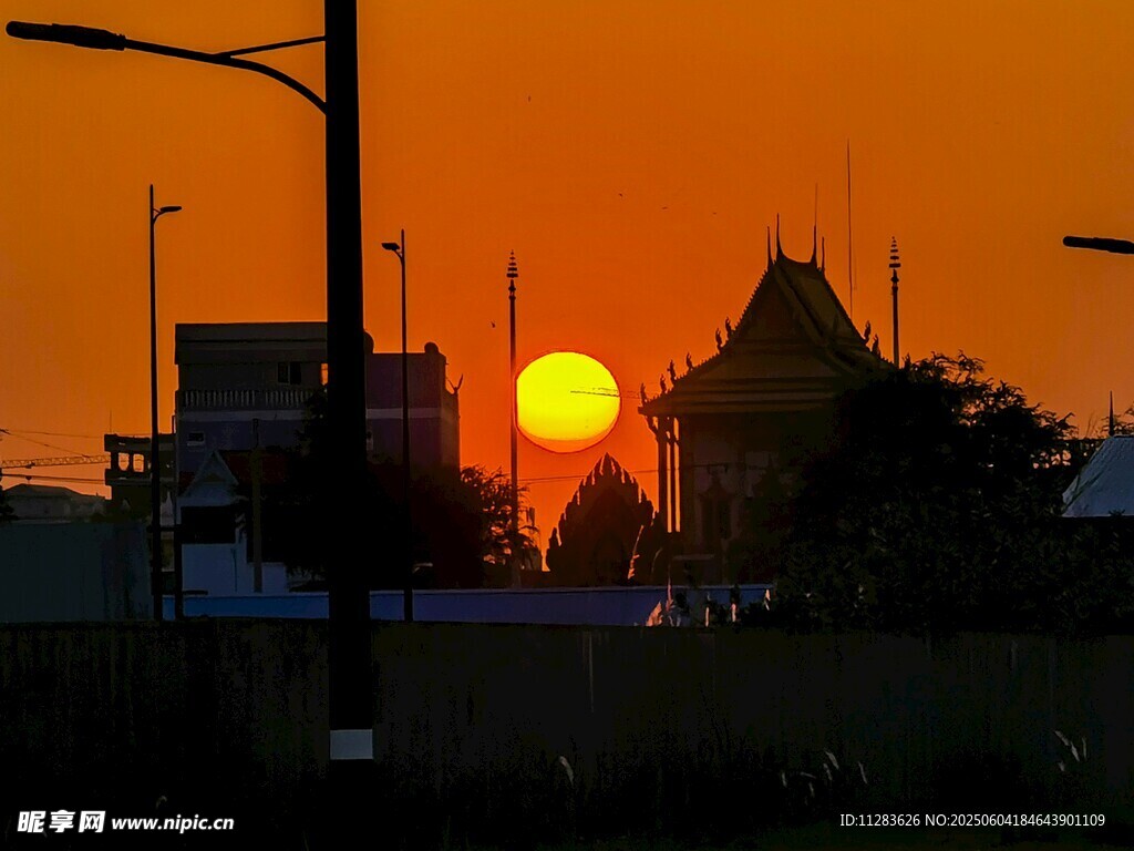 夕阳下的城市建筑景观