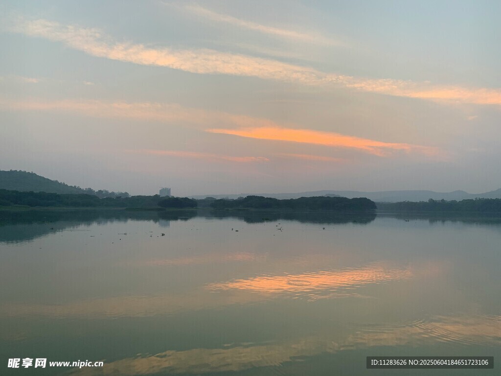 湖畔黄昏美景