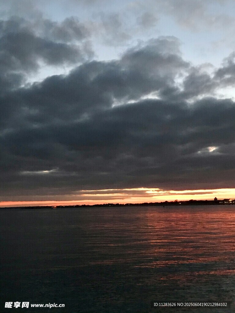 海上日落时分的壮丽景象