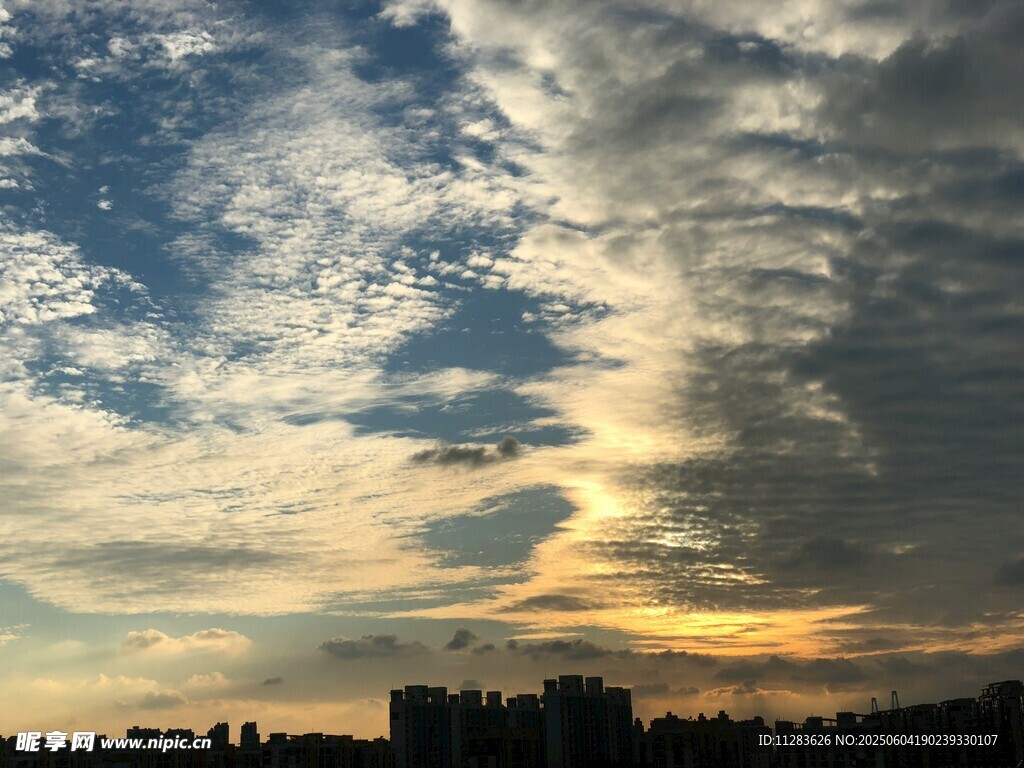 夕阳下城市上空的壮丽云彩