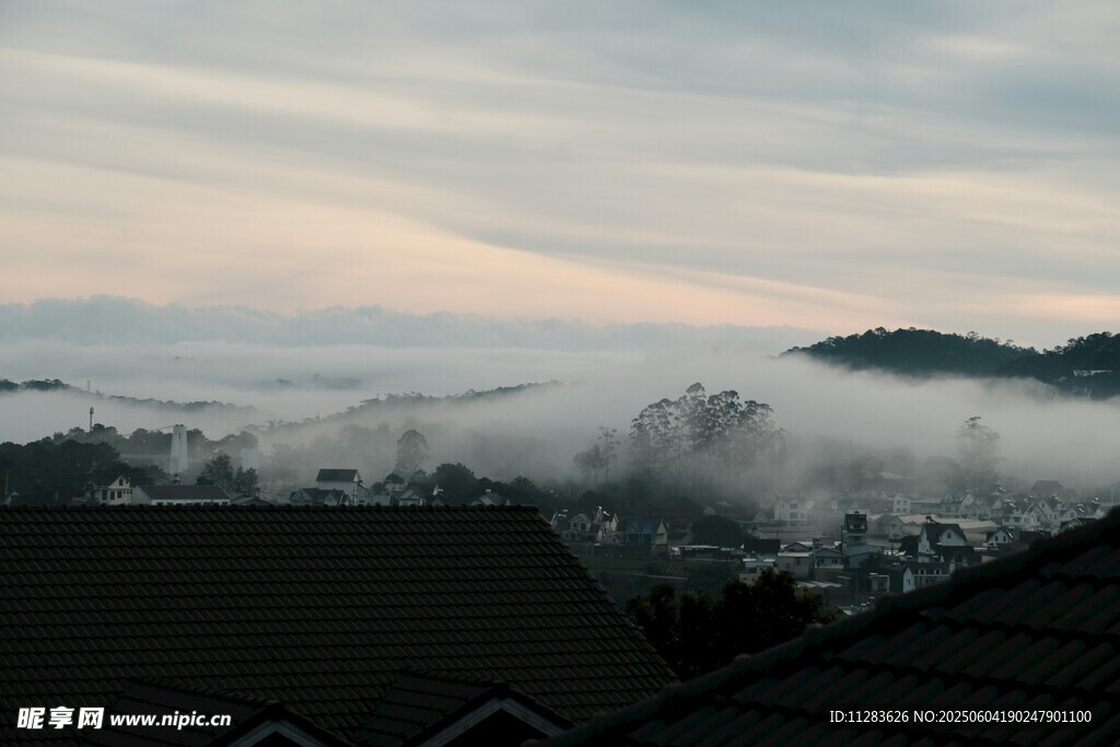 山间云海缭绕的美丽景致