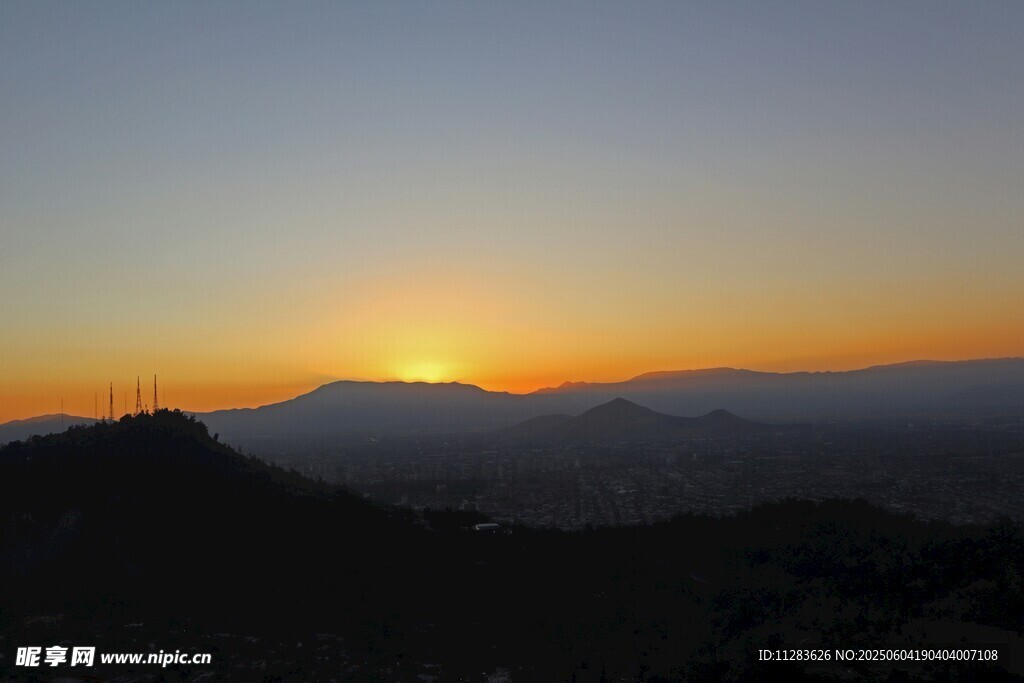 山间壮丽日出美景
