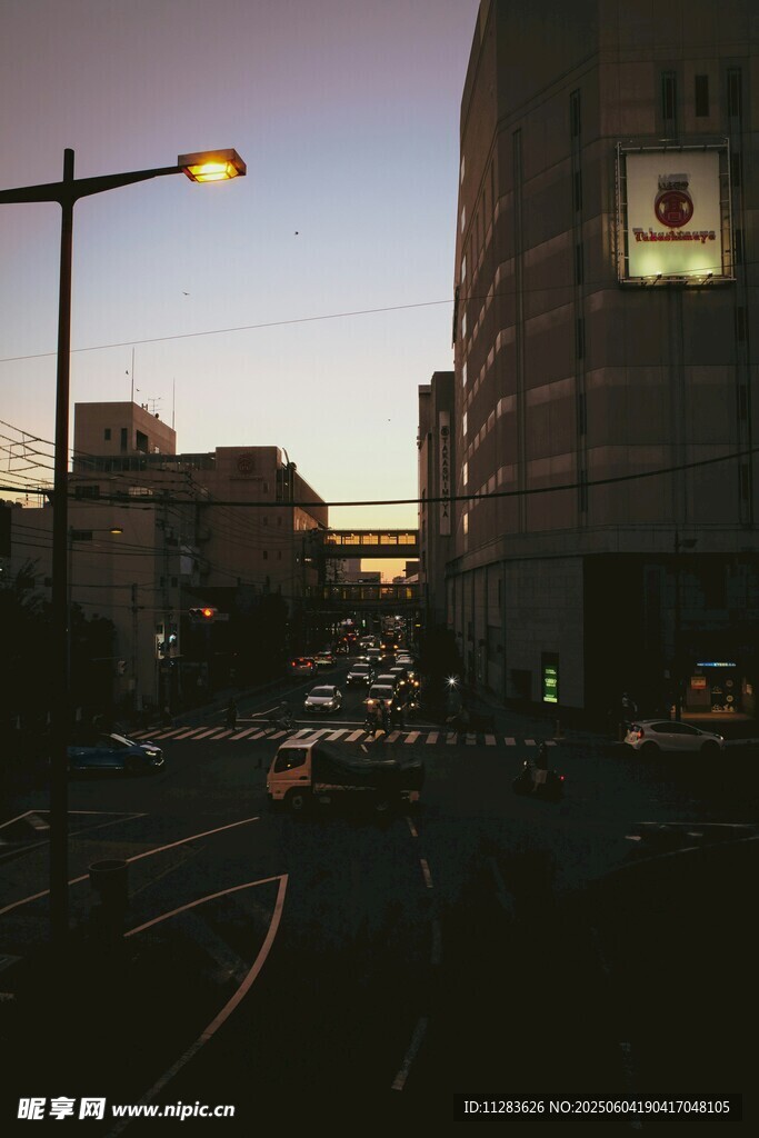 城市黄昏街道景象
