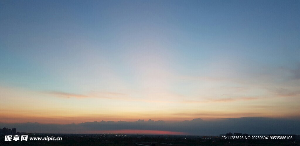 日落时分的绚丽天空