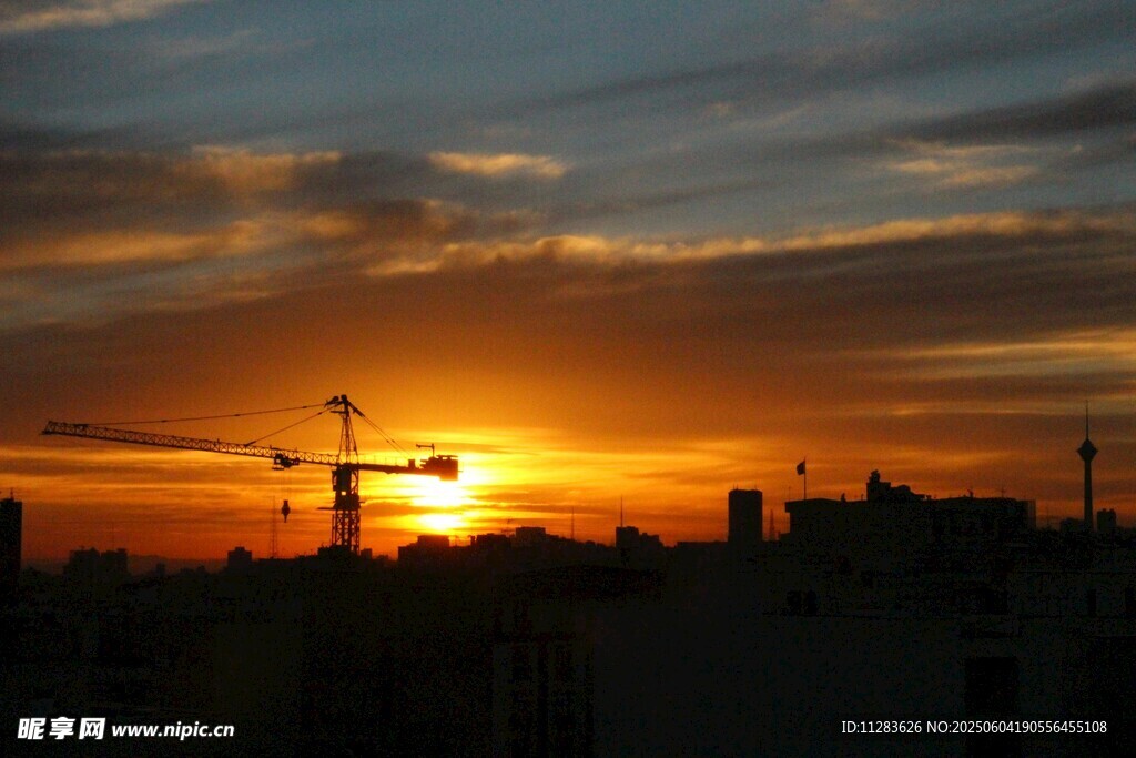 夕阳下的城市与塔吊景观