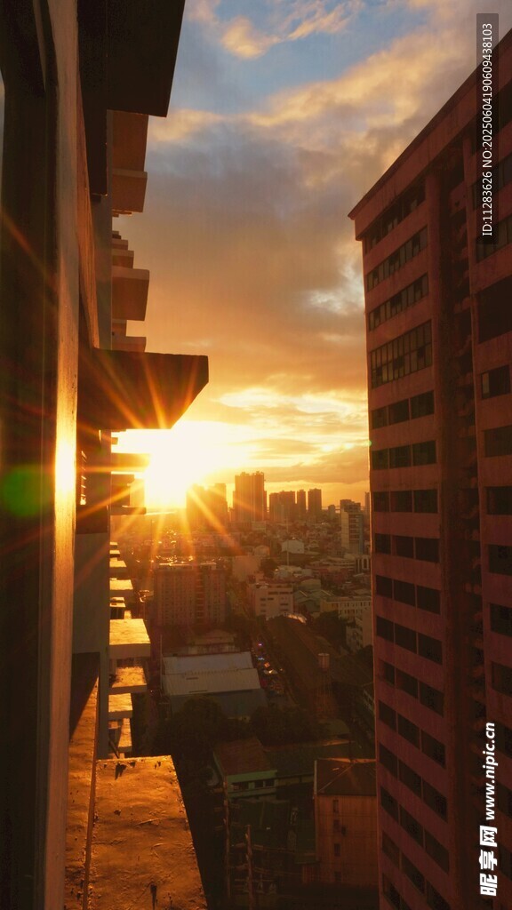 夕阳下的城市建筑景观